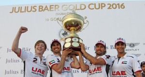 UAE Polo posa com a taça de campeã da Julius Baer Gold Cup 2016 (crédito - Gonzalo Etcheverry / DPGC 2016)
