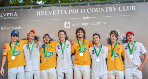 Brasileiros e peruanos posam com as medalhas após primeiro amistoso no Helvetia Polo (crédito - 30jardas)