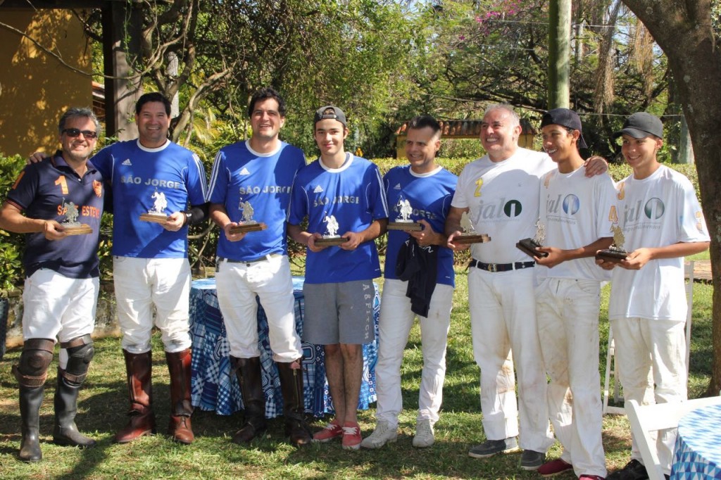 Equipes finalistas posam com os troféus da 7ª Copa São Jorge (crédito - Antonio Moroni)