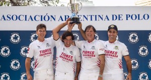 Tigres Invernada com a taça da Copa Oro Argentina 2016 (crédito - Matías Callejo / aapolo.com)