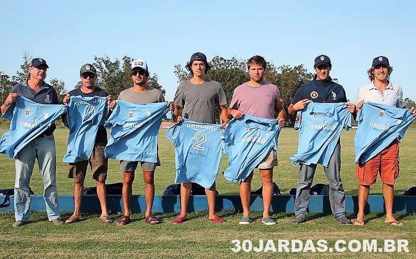 Uruguaios apresentam camisetas (credito - 30jardas)