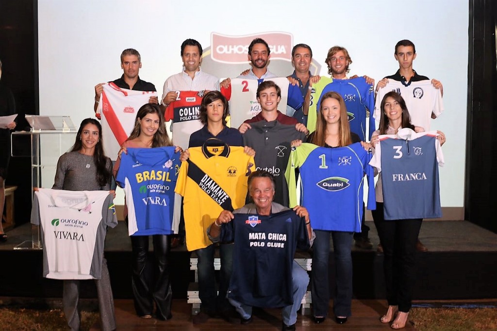 Representantes de algumas equipes que participam do Camp. Brasileiro posam com as camisas de jogo (crédito - organização)