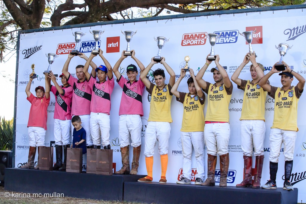 Los Patetas e Polo Brasil perfiladas no podium do 3 Torneio de Férias de Indaiatuba (crédito - Karina Mc Mullan)