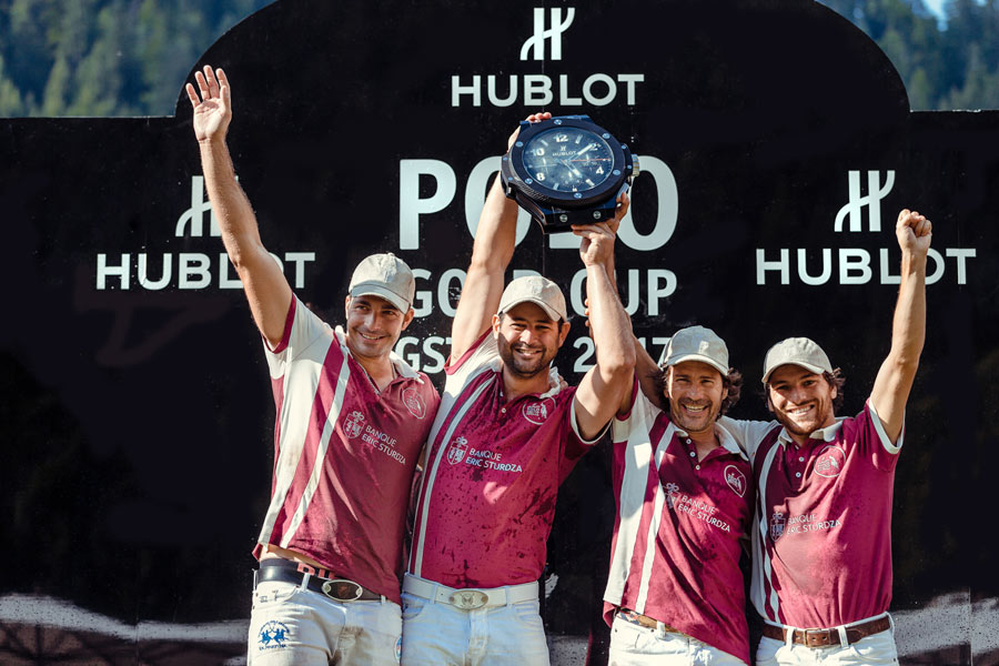 Brasileiro João Novaes e sua equipe, Banque Eric Sturza, com a taça da Hublot Polo Gold Cup (crédito - polonews.com)