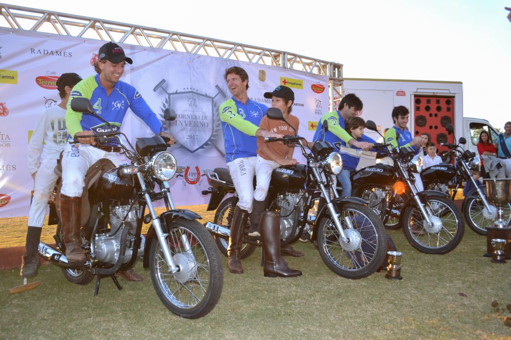 Jogadores de Guabi Polo, campeões do Torneio de Inverno de 2017, posam com as motos que receberam de prêmio pela conquista (crédito - 30jardas)