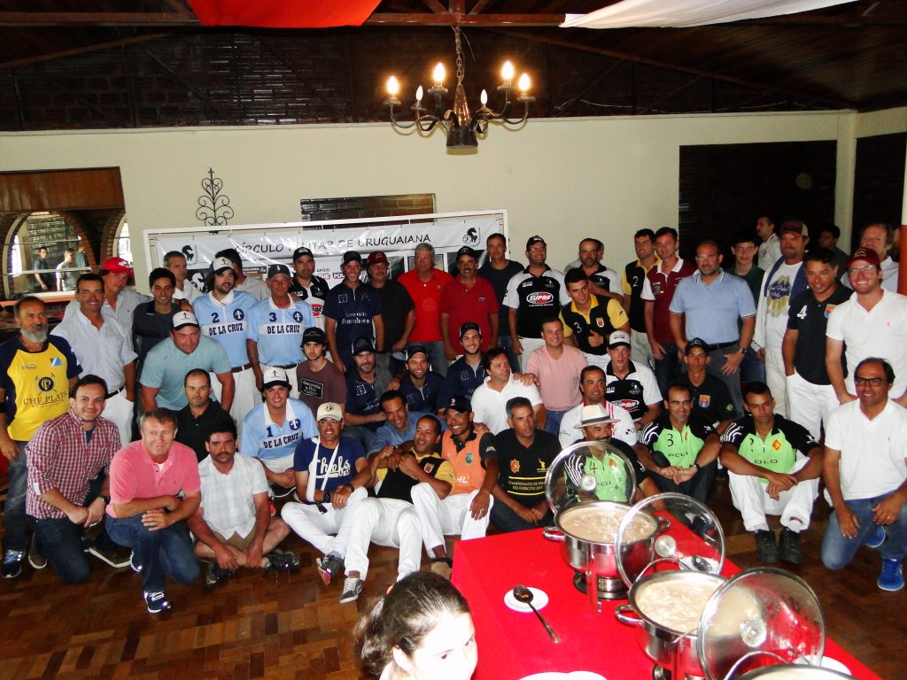 Participantes do Torneio Internacional de Uruguaiana posam durante premiação (crédito - divulgação)