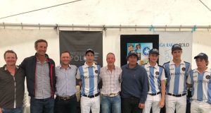 Delegação argentina posa no Kihikihi Polo Club (crédito - aapolo.com)
