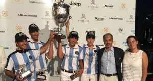 Equipe argentina com o troféu simbólico do amistoso (crédito - aapolo.com)