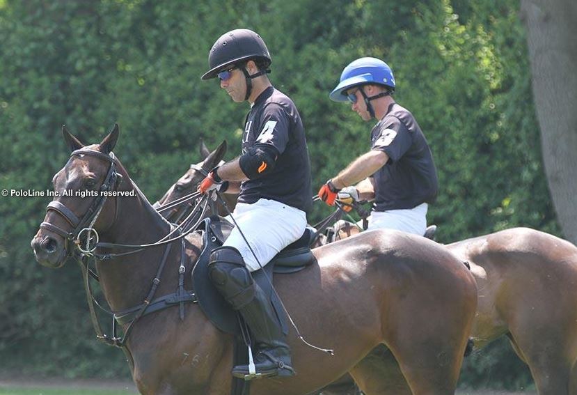 Rodrigo Andrade (à esq.) e Sapo Caset, na vitória da equipe RH Polo (crédito da foto/Ana Clara Cozzi - pololine.com)