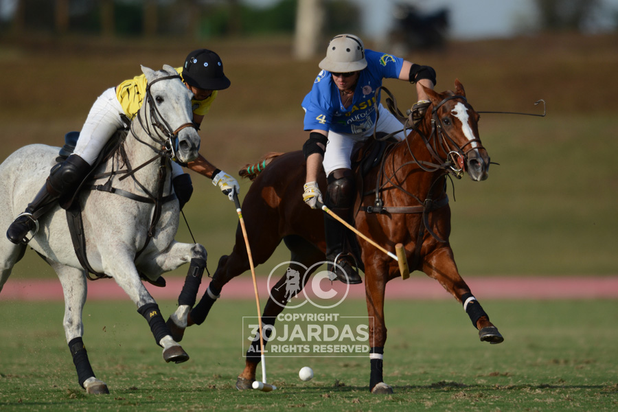Pedrinho Zacharias e Renato Junqueira disputam a bola no duelo entre Tigres e Invernada (crédito - 30jardas)