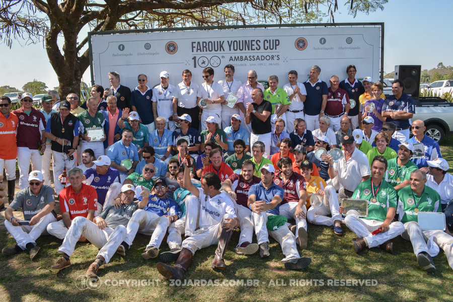 Participantes da 100th FIP Ambassador`s Cup posam juntos após cerimônia de encerramento (crédito - Marília Lobo / 30jardas)