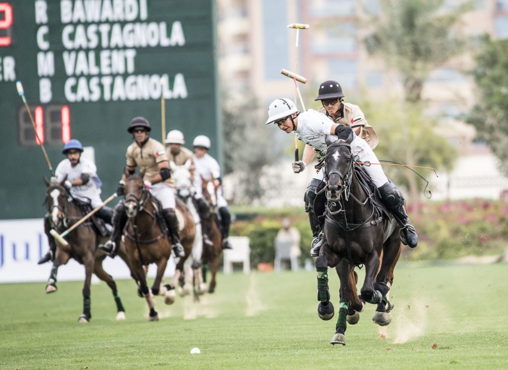 Camilo Castagnola em ação na vitória de Desert Palm sobre Mahra (crédito - Dubai Gold Series)