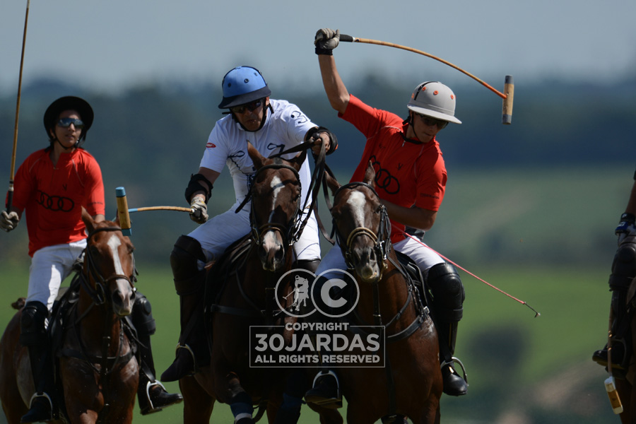 Luigi Cosenza e Gui Kalil disputam jogada em partida entre Hípica e São José Polo (crédito - Marília Lobo / 30jardas)