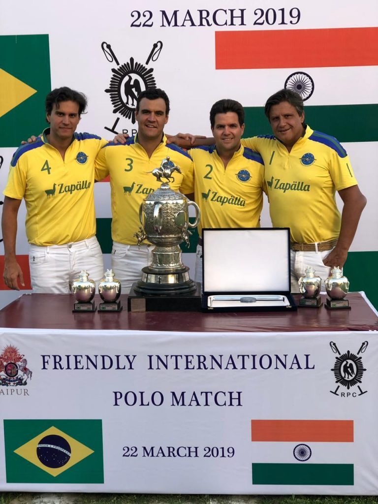 Equipe brasileira com a taça do amistoso internacional (crédito - arquivo pessoal)