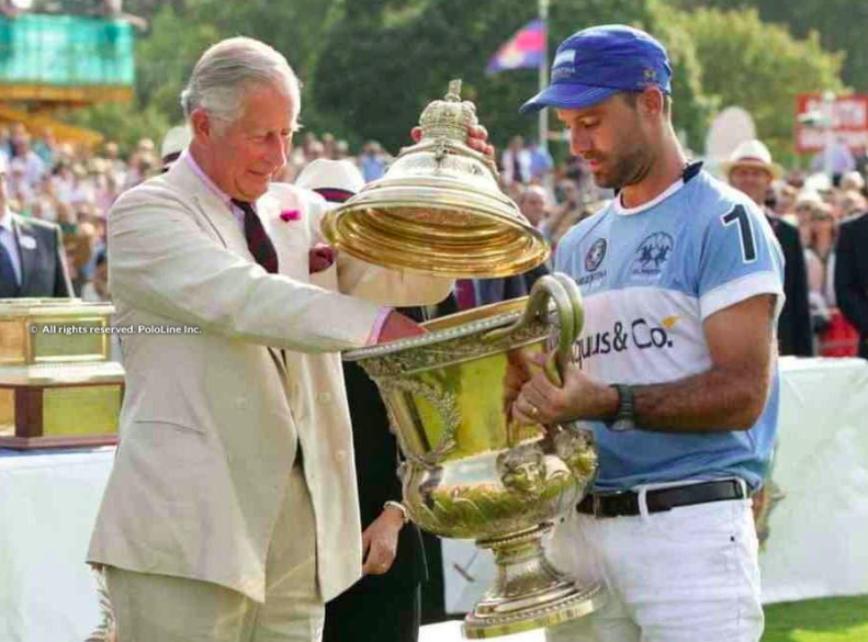 Facundo Pieres recebe o troféu da Coronation Cup de 2014 (crédito - pololine.com)