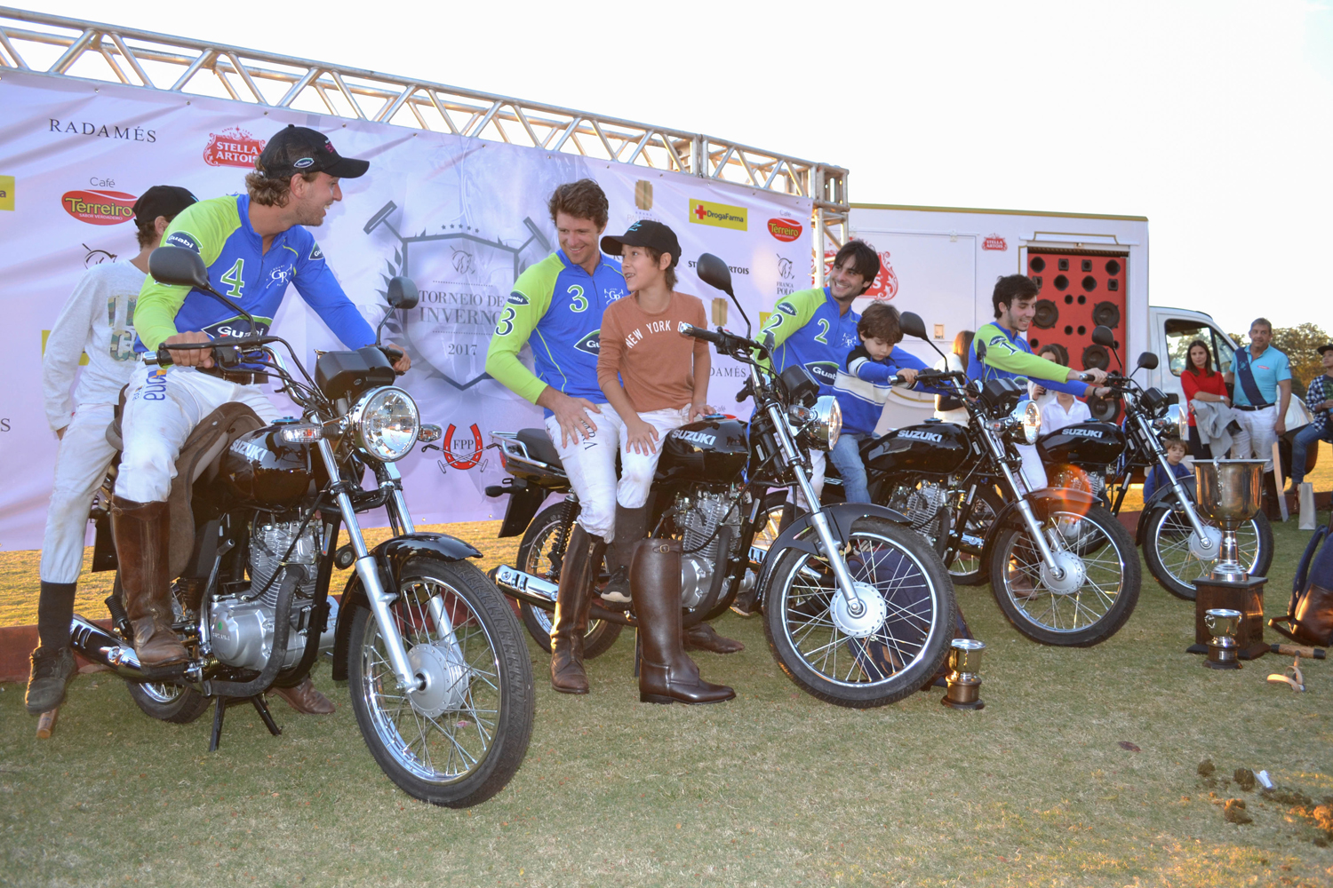 Equipe Guabi, campeã em 2017, com suas motos de premiação (crédito - Marília Lobo / 30jardas)