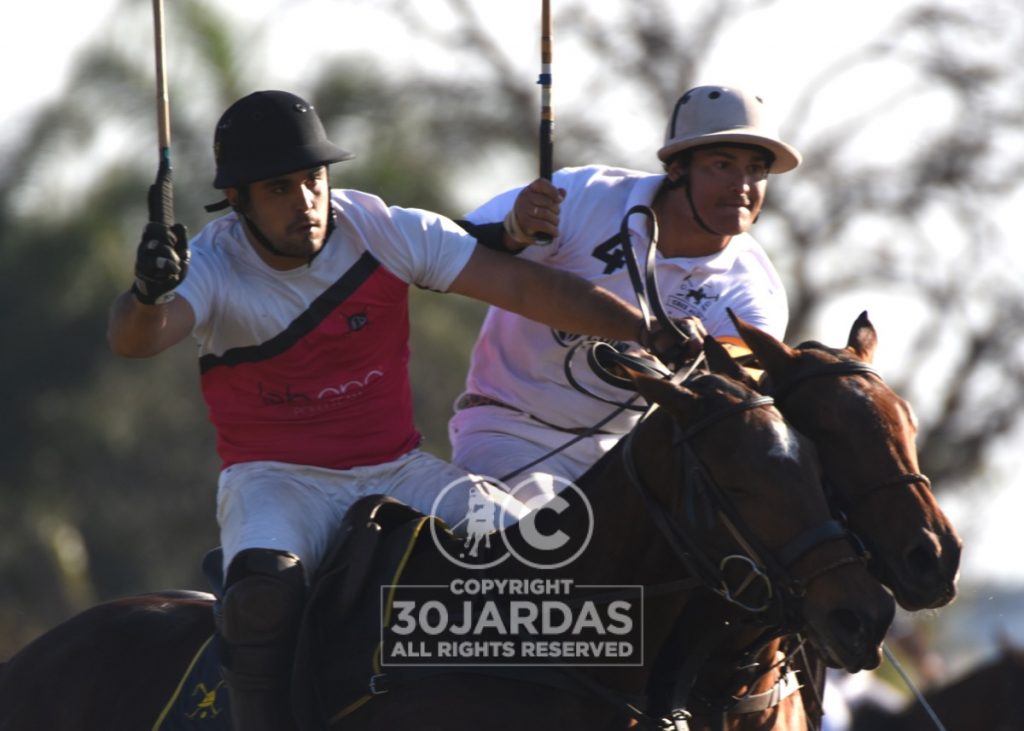 Felipe Garcia e Gabriel Villela disputam a jogada durante a partida entre Cafundó e Faz. Cruz Alta (credito - Beto Ribeiro / 30jardas)