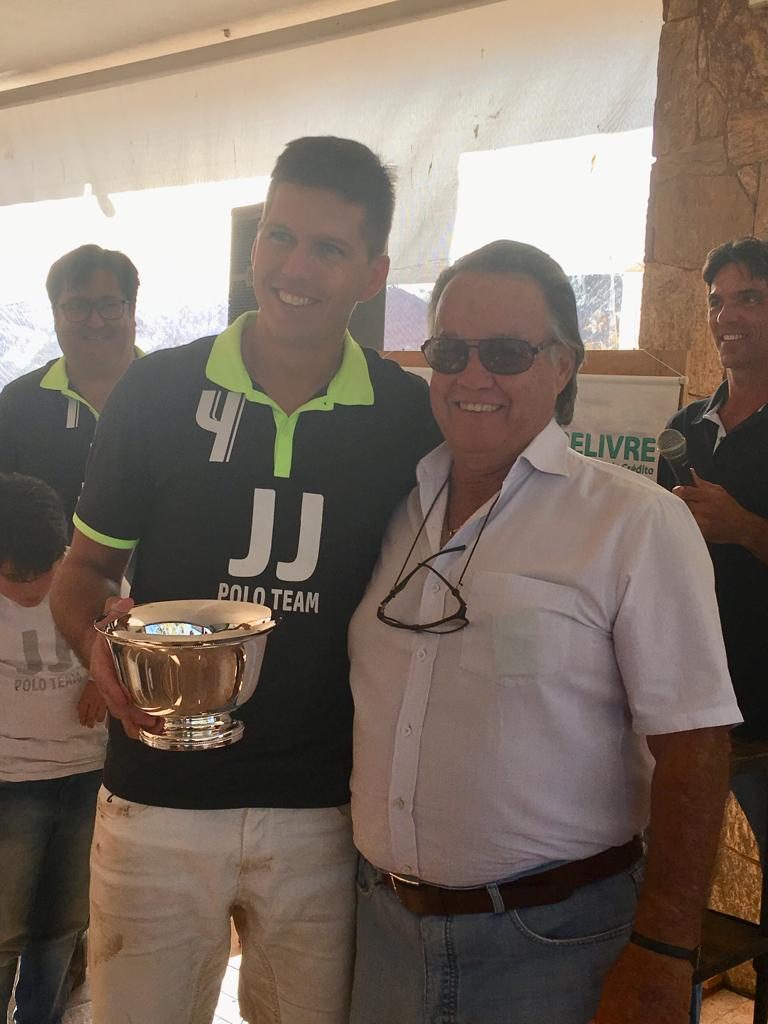 Pedrinho Zacharias recebe de Marcelinho Junqueira o prêmio de MVP da final do Torneio SHO 2019 (crédit0 Mariana Junqueira)