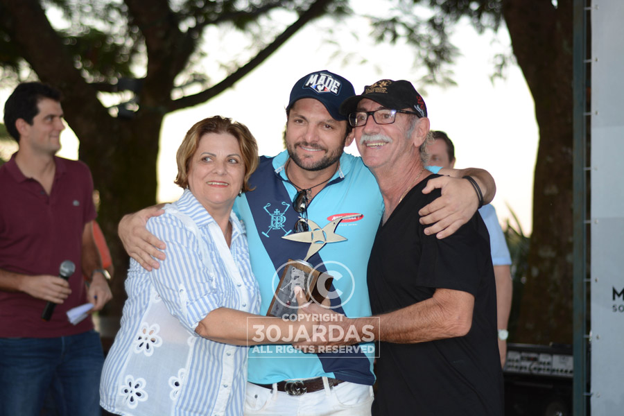 Ozonil Garcia ao lado do filho, Gustavo e esposa durante premiação no Helvetia Polo em 2018 (crédito - Marília Lobo / 30Jardas)