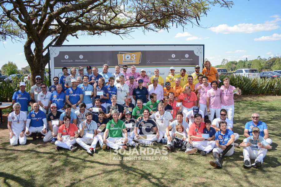 Participantes da 103ª Ambassador's Cup reunidos no Helvetia Polo após o término dos jogos (crédito da foto/Marilia Lobo - 30jardas.com.br)