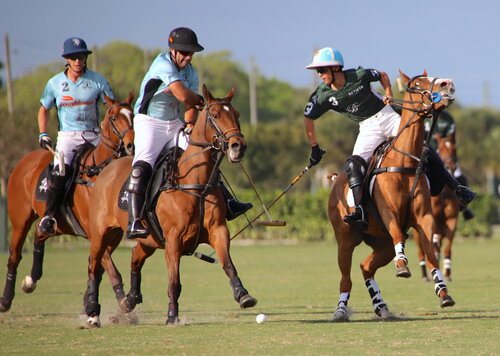 Rodrigo Andrade e Poroto Cambiaso disputam jogada em duelo entre Casablanca e Beverly Equestrian (crédito - gcpolo.com)