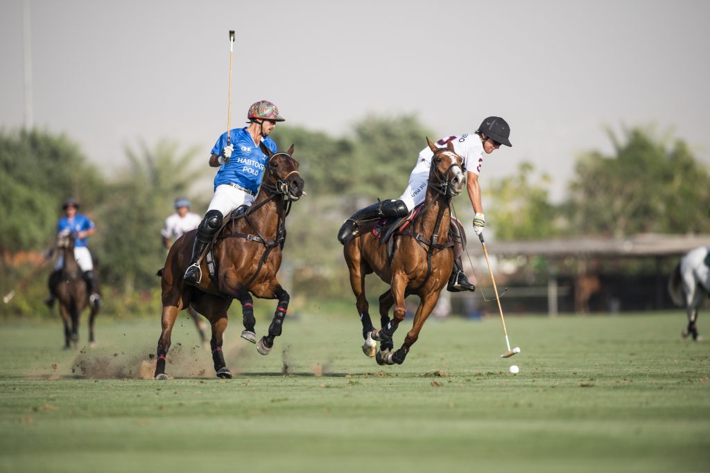 Facundo Sola e Tomas Panelo duelam durante partida entre Habtoor e UAE Polo (Crédito - Dubai Polo Gold Series)
