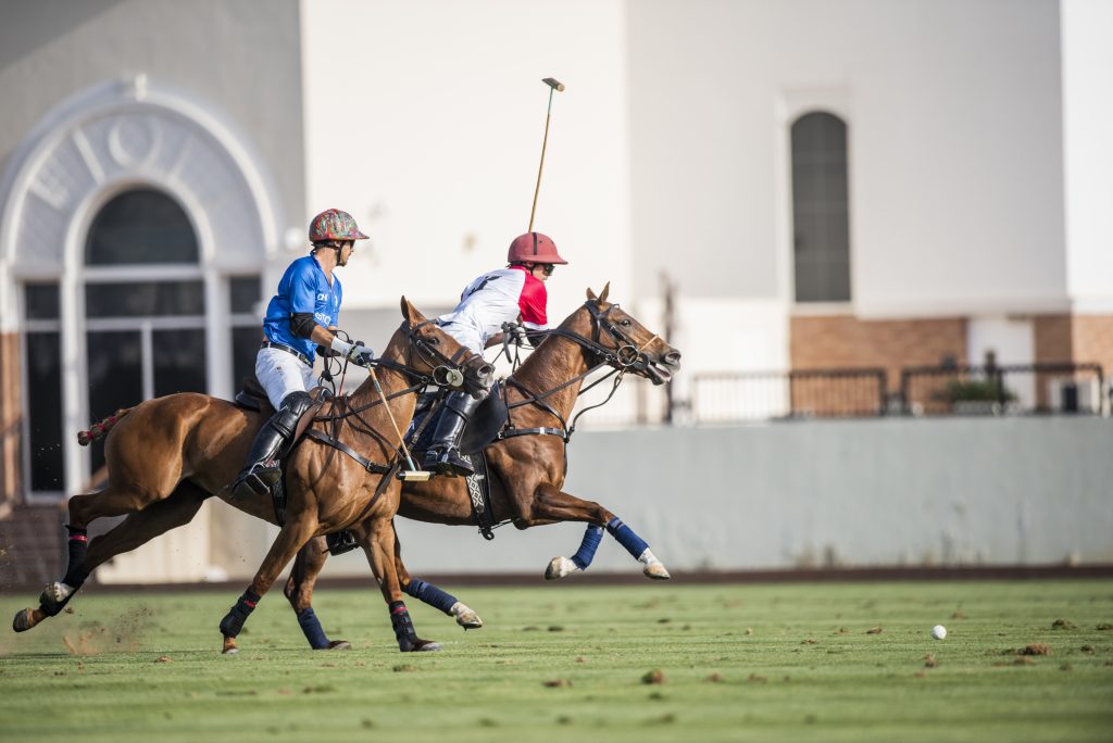 Facundo Sola (à esq.) e Santiago Cernadas, na partida entre Habtoor Polo e UAE AM (crédito da foto/Dubai Polo Gold Cup)