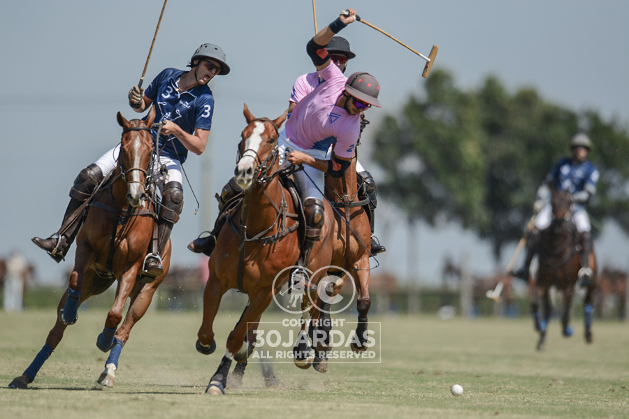 Ziza Meirelles pela equipe La Cumbre, no jogo com Hípica Polo (crédito - Marilia Lobo/30Jardas)