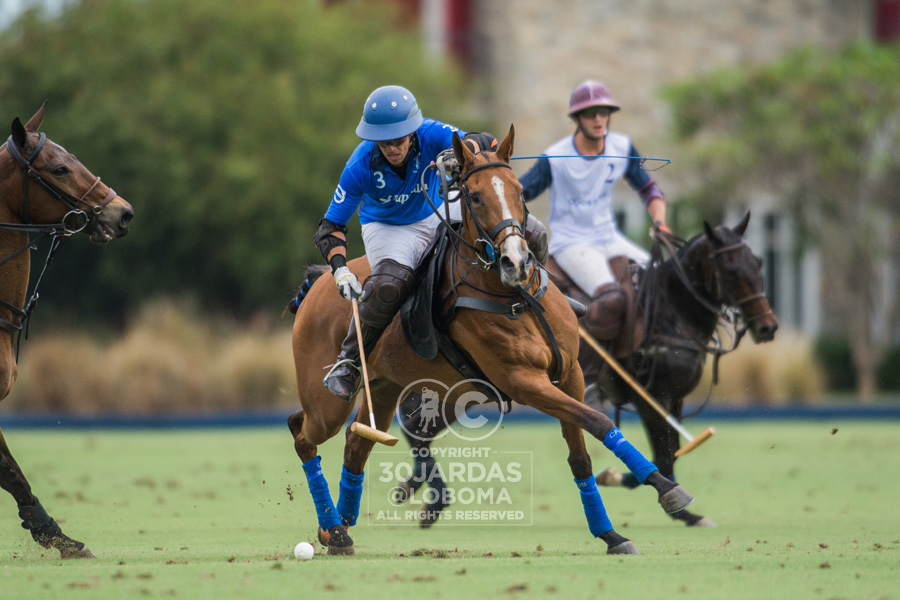 Cachico Bastos e Eduardo Junqueira no jogo entre Maragata Polo e Olhos d'Água (crédito - Marilia Lobo/30Jardas)