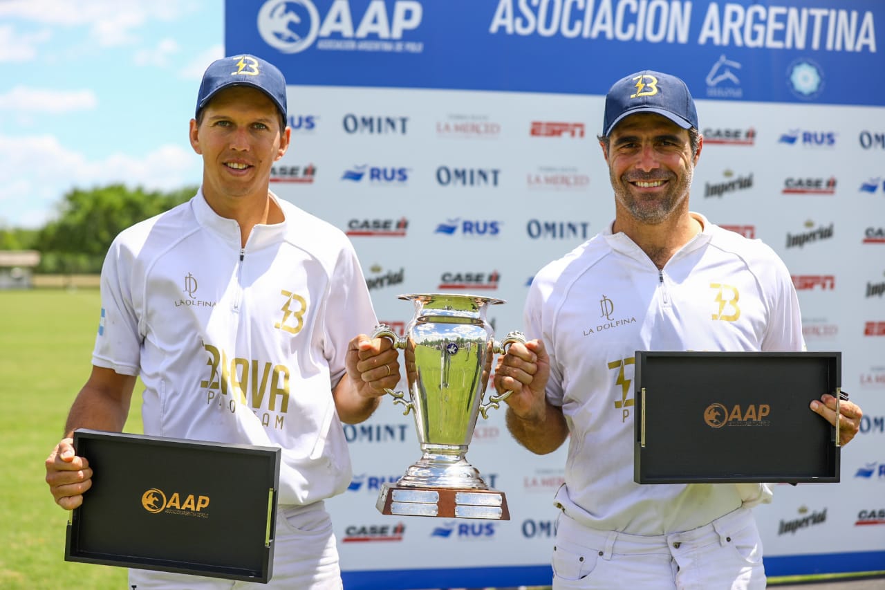 Brasileiros Pedrinho Zacharias e Rodrigo Andrade com a taça da Copa Pilar de 2020 (crédito - Lupe Aizaga / Clickpolo)