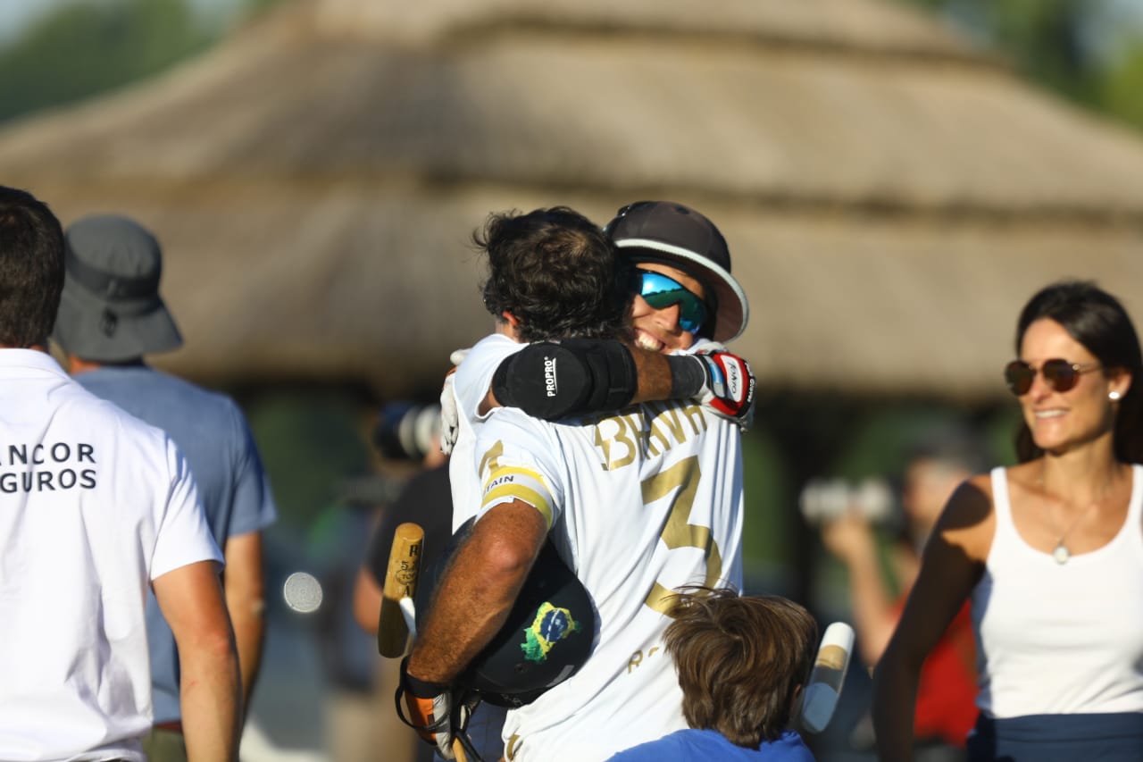 Rodrigo Andrade e Pedrinho Zacharias se abraçam após título da Câmara 2020 (credito - Lupe Aizaga / clickpolo)