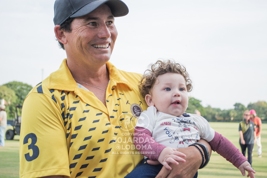 Leandro Rodrigues com seu filho Bernardo na premiação da Copa Cidade de Indaiatuba (crédito - Marília Lobo / 30Jardas)